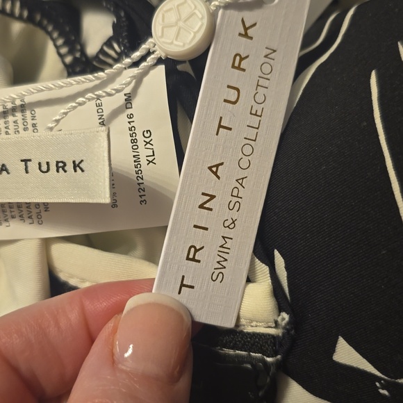 Trina TURK Zip SUN SUIT swimsuit long sleeve yoga Thumb hole black white - Picture 3 of 6